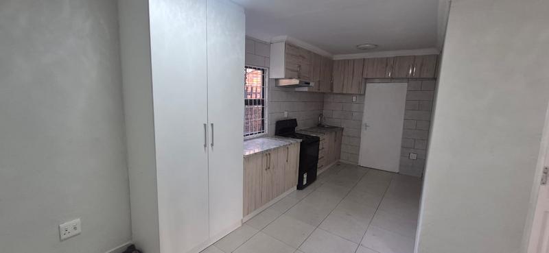 To Let 1 Bedroom Property for Rent in Florida Glen Gauteng