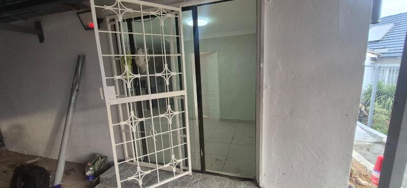 To Let 1 Bedroom Property for Rent in Florida Glen Gauteng