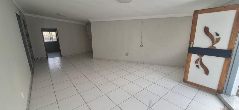 To Let 2 Bedroom Property for Rent in Florida Glen Gauteng
