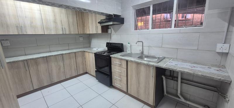 To Let 2 Bedroom Property for Rent in Florida Glen Gauteng