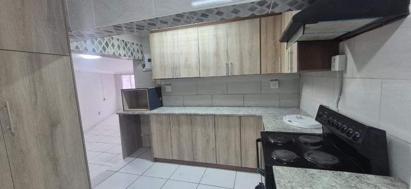 To Let 2 Bedroom Property for Rent in Florida Glen Gauteng