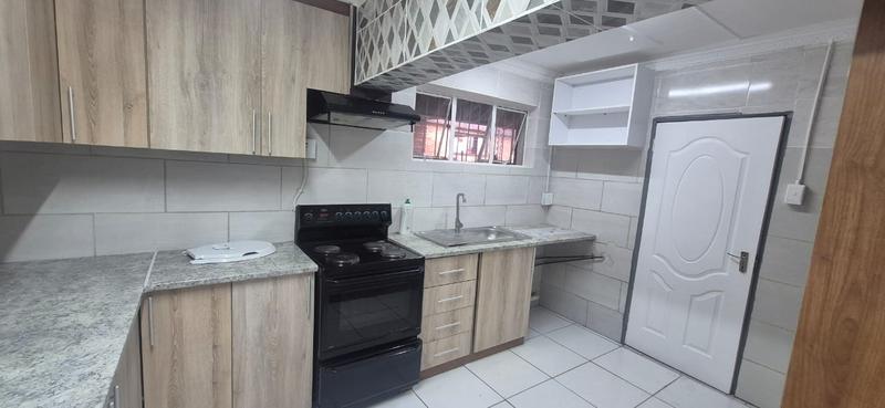 To Let 2 Bedroom Property for Rent in Florida Glen Gauteng