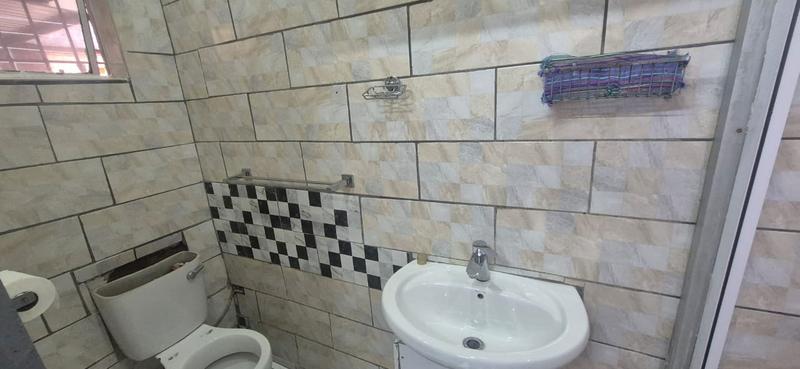 To Let 2 Bedroom Property for Rent in Florida Glen Gauteng