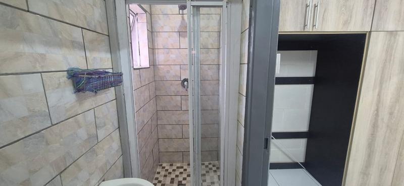 To Let 2 Bedroom Property for Rent in Florida Glen Gauteng