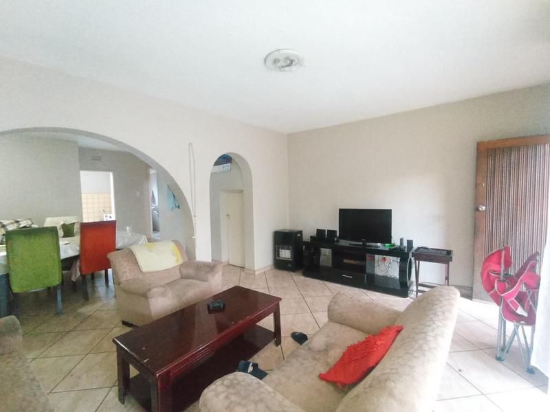 To Let 3 Bedroom Property for Rent in Florida Lake Gauteng