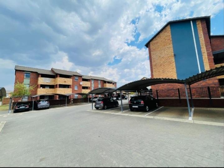 2 Bedroom Property for Sale in Olifantsvlei Gauteng