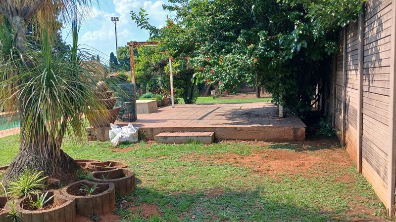 6 Bedroom Property for Sale in Clayville Gauteng