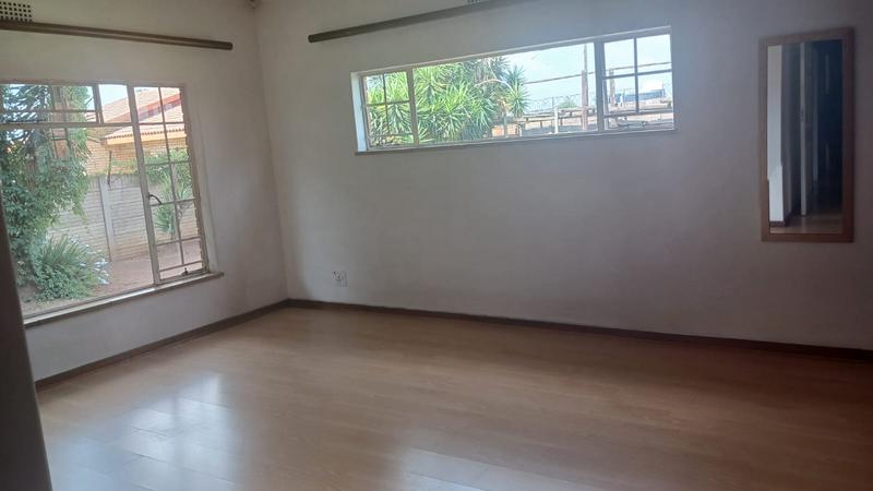 6 Bedroom Property for Sale in Clayville Gauteng