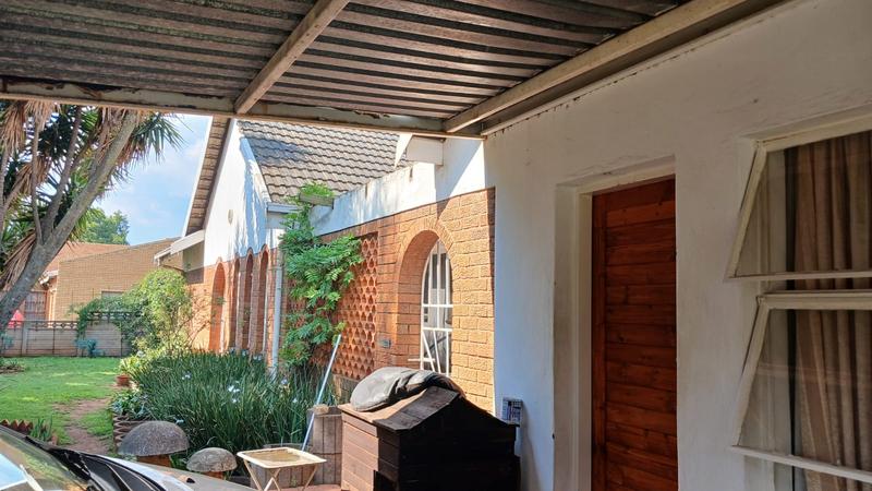 6 Bedroom Property for Sale in Clayville Gauteng
