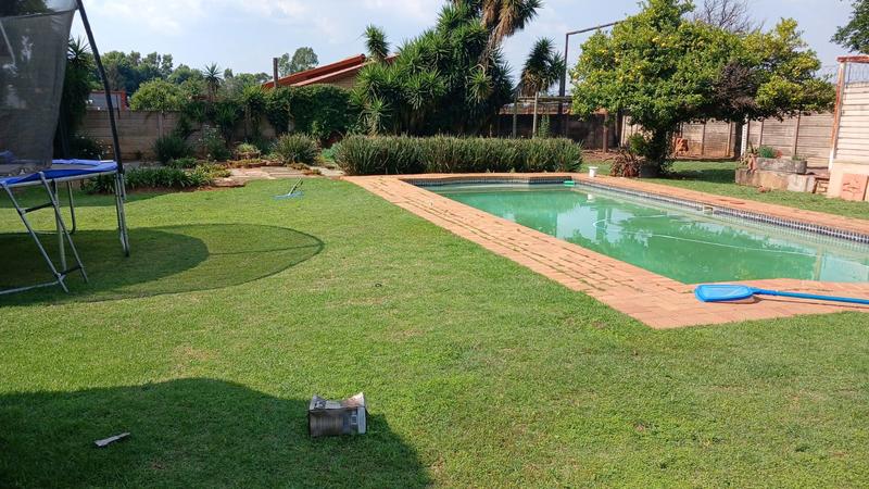 6 Bedroom Property for Sale in Clayville Gauteng