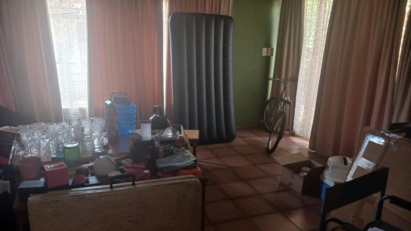 6 Bedroom Property for Sale in Clayville Gauteng