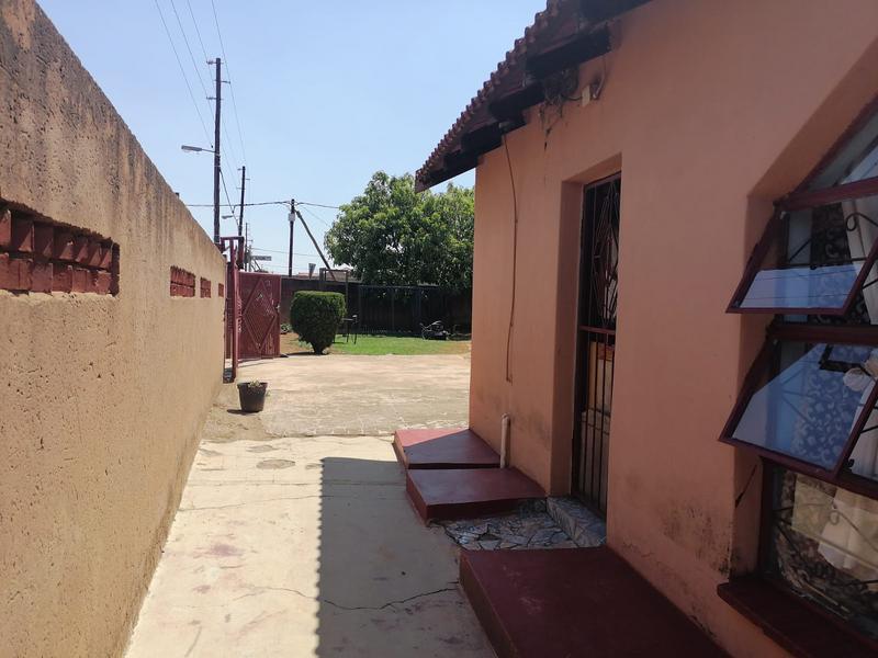 2 Bedroom Property for Sale in Lotus Gardens Gauteng