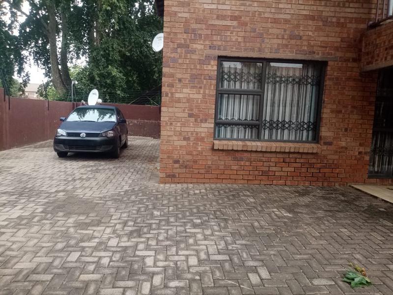 2 Bedroom Property for Sale in Florida Lake Gauteng