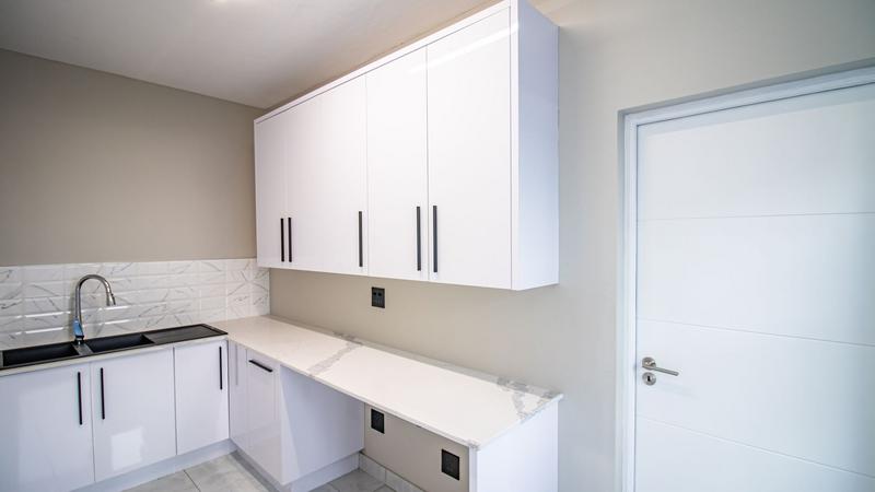 5 Bedroom Property for Sale in Midstream Heights Gauteng