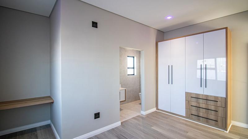 5 Bedroom Property for Sale in Midstream Heights Gauteng