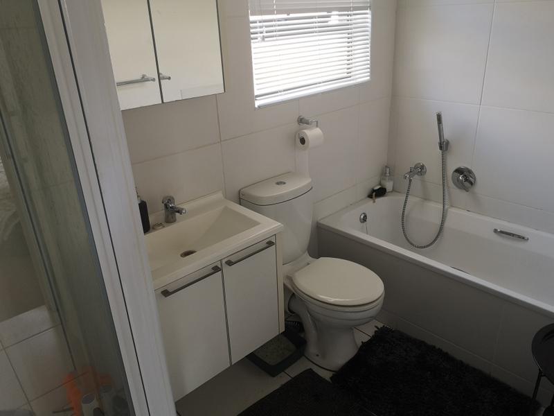 To Let 1 Bedroom Property for Rent in Fourways Gauteng