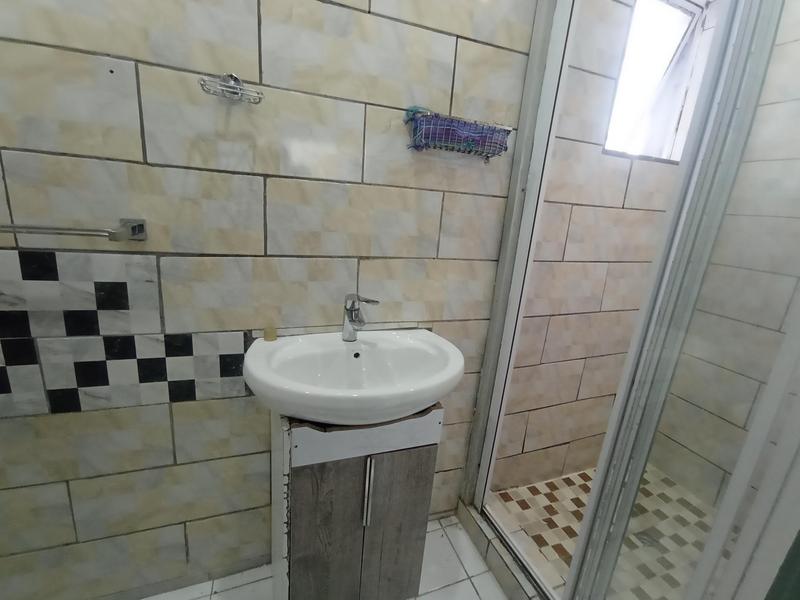 To Let 2 Bedroom Property for Rent in Florida Glen Gauteng