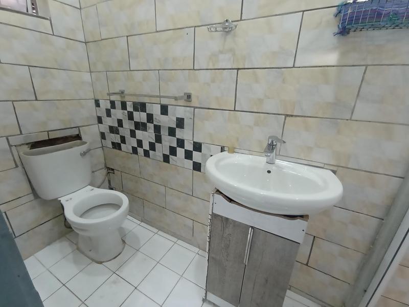 To Let 2 Bedroom Property for Rent in Florida Glen Gauteng