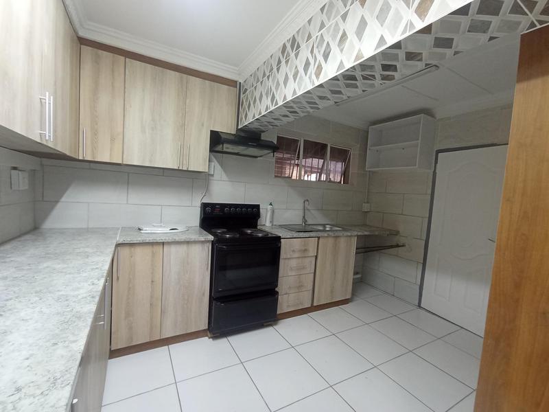 To Let 2 Bedroom Property for Rent in Florida Glen Gauteng