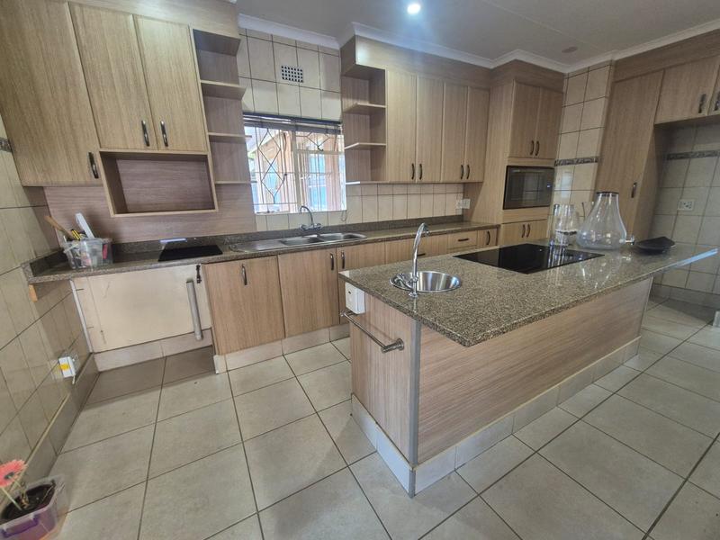 4 Bedroom Property for Sale in Brackendowns Gauteng