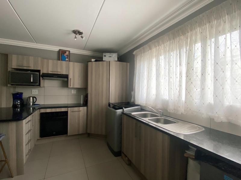 To Let 2 Bedroom Property for Rent in Broadacres Gauteng