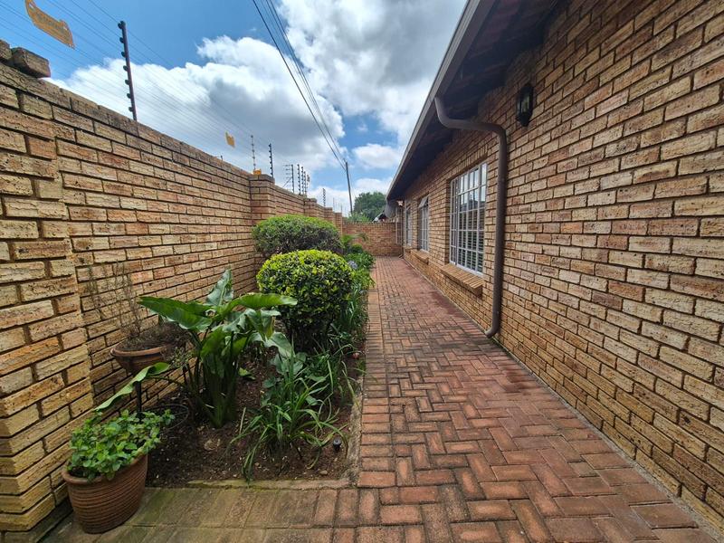 3 Bedroom Property for Sale in New Redruth Gauteng
