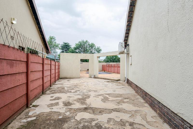 To Let 4 Bedroom Property for Rent in Meadowbrook Gauteng