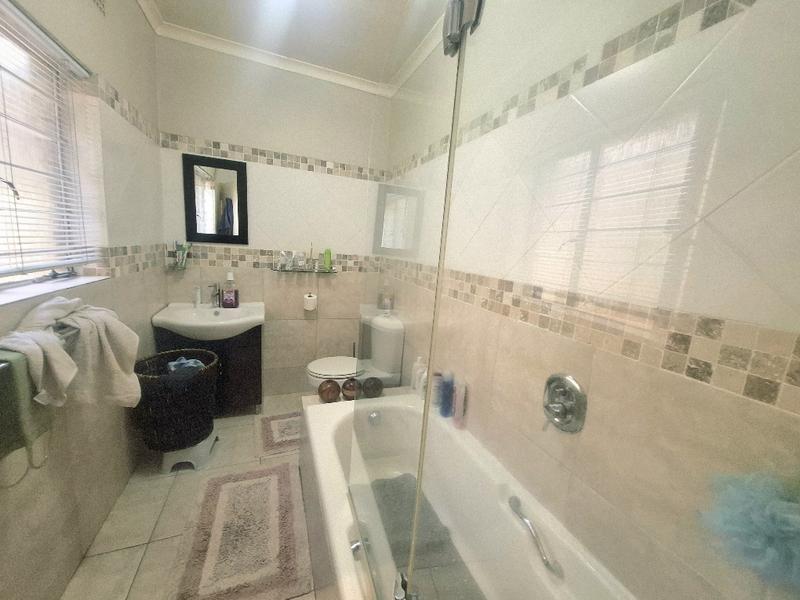 To Let 4 Bedroom Property for Rent in Morningside Manor Gauteng