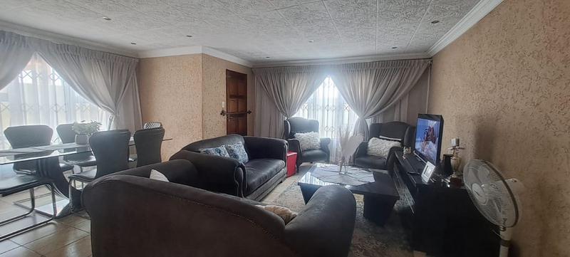 4 Bedroom Property for Sale in Meadowlands Gauteng