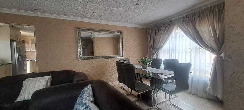 4 Bedroom Property for Sale in Meadowlands Gauteng