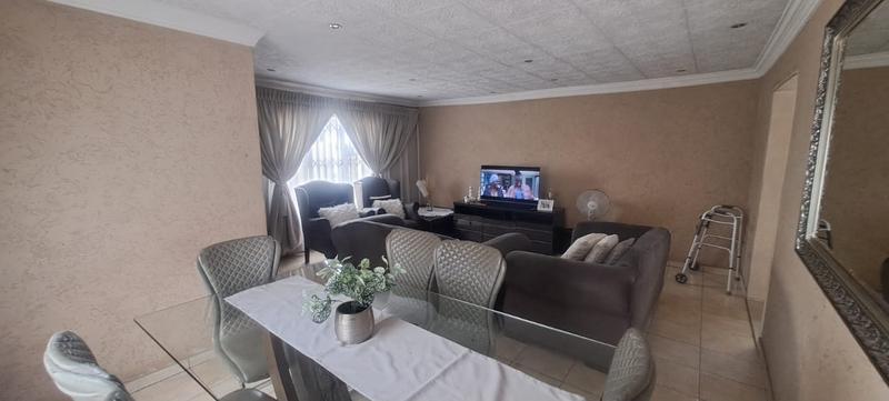 4 Bedroom Property for Sale in Meadowlands Gauteng