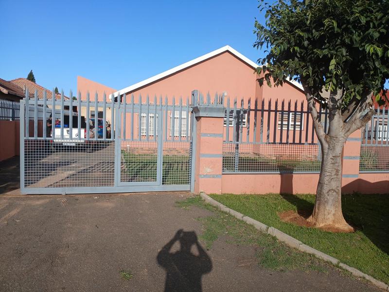 To Let 3 Bedroom Property for Rent in Zakariyya Park Gauteng