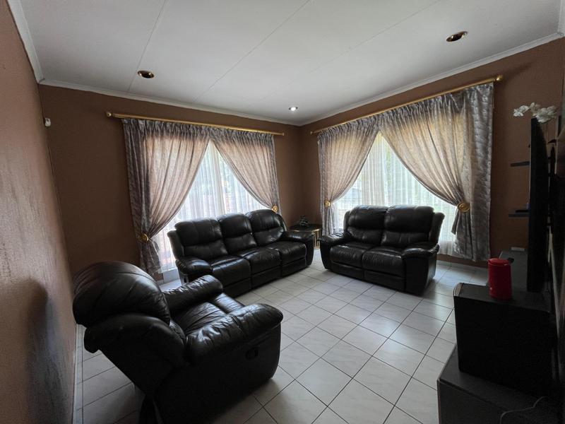 5 Bedroom Property for Sale in Bassonia Gauteng