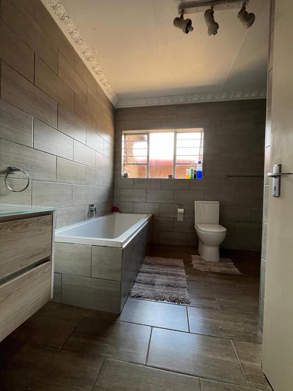 5 Bedroom Property for Sale in Bassonia Gauteng