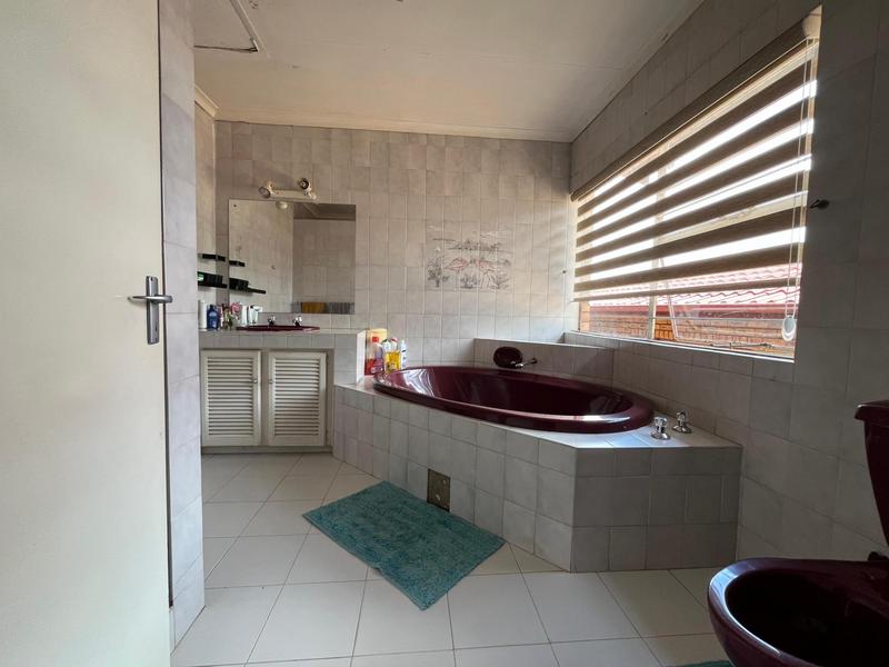 5 Bedroom Property for Sale in Bassonia Gauteng