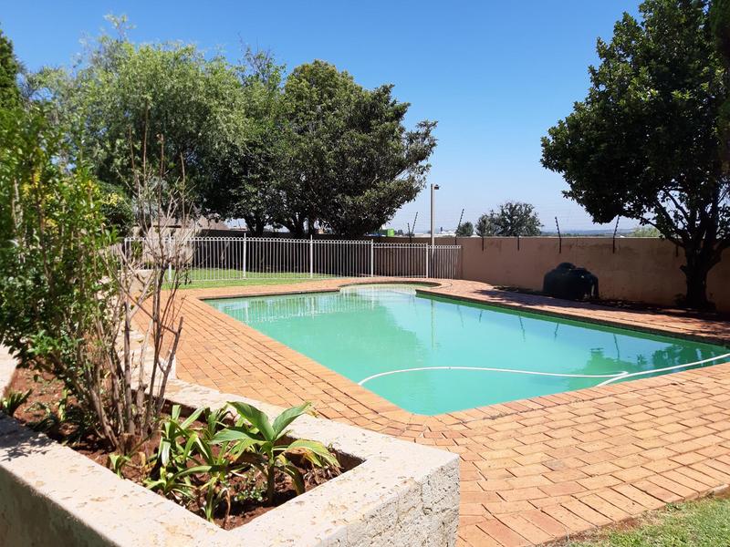 To Let 2 Bedroom Property for Rent in Little Falls Gauteng