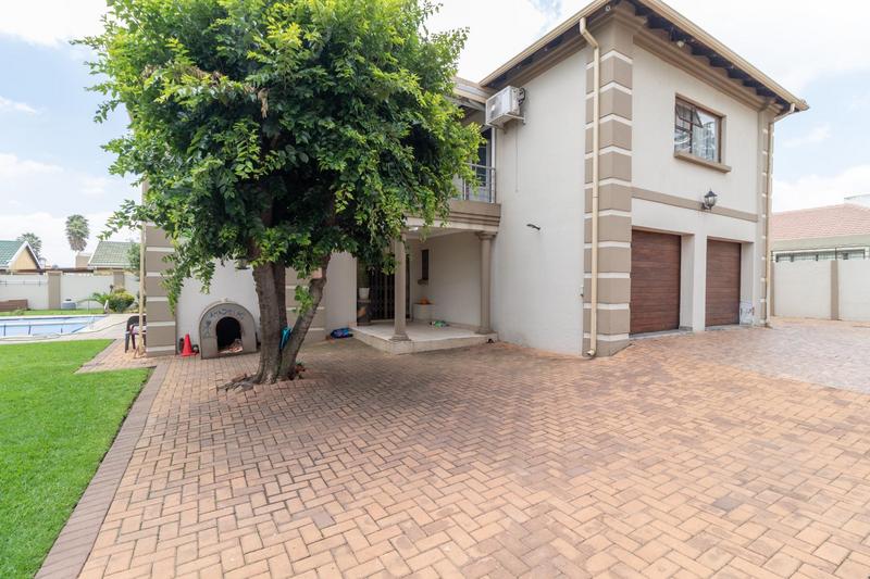 5 Bedroom Property for Sale in Verwoerdpark Gauteng