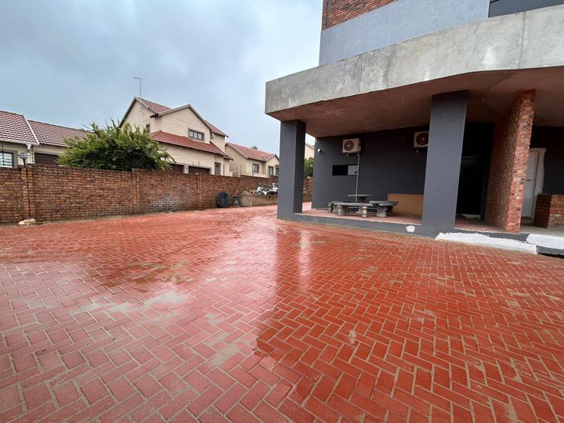 To Let commercial Property for Rent in Halfway Gardens Gauteng