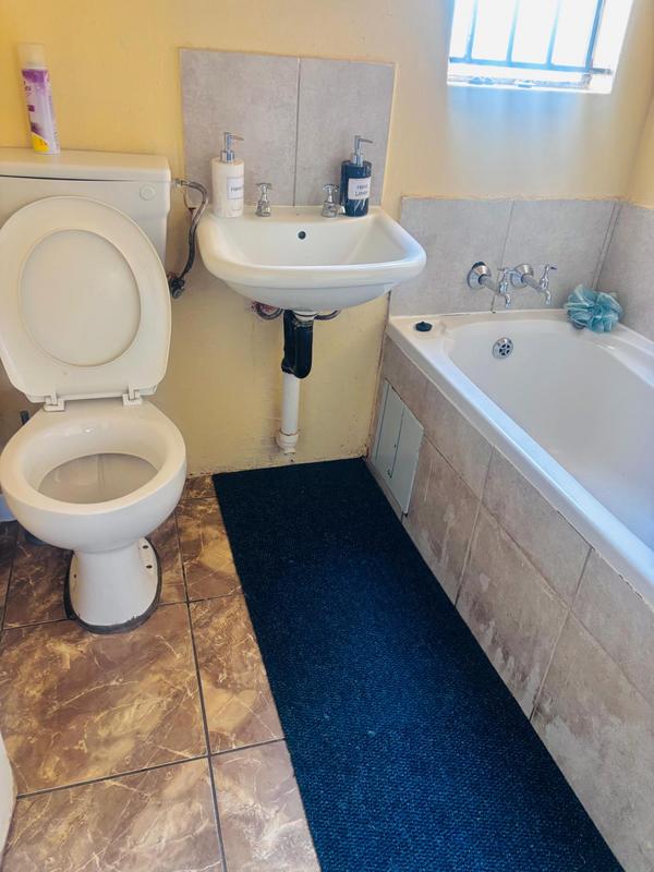 To Let 2 Bedroom Property for Rent in Fleurhof Gauteng