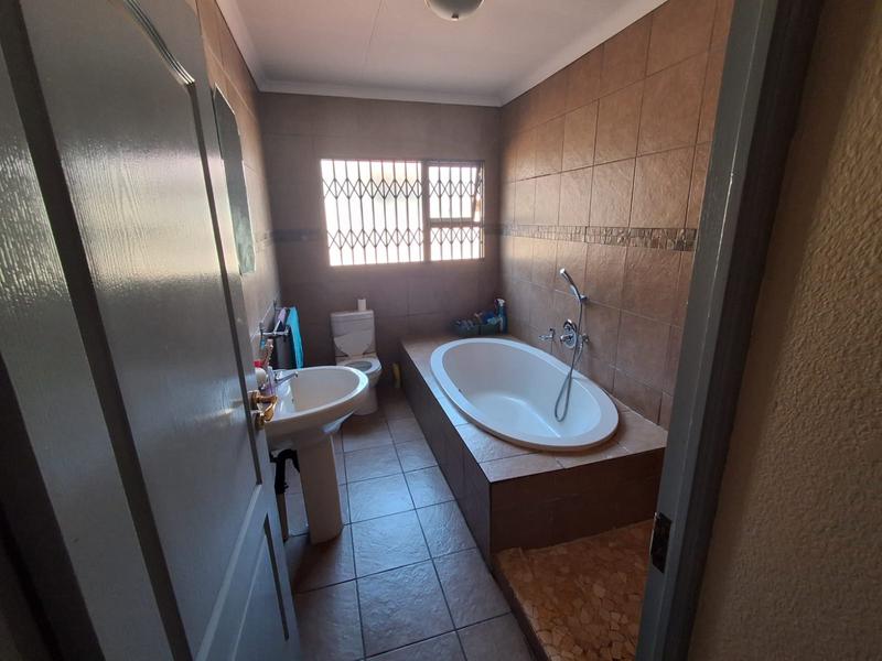 4 Bedroom Property for Sale in Dawn Park Gauteng