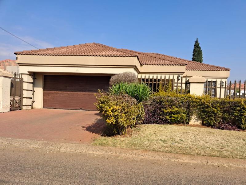 4 Bedroom Property for Sale in Dawn Park Gauteng