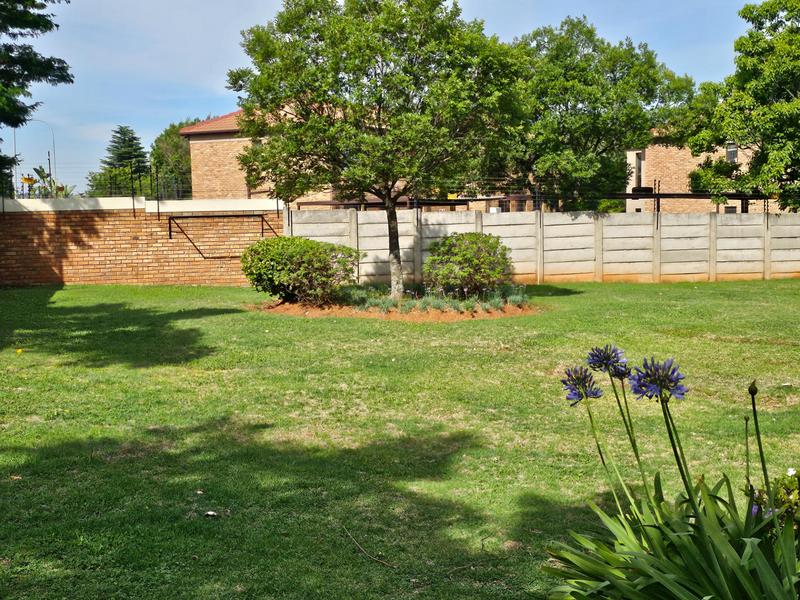 To Let 2 Bedroom Property for Rent in Ruimsig Gauteng