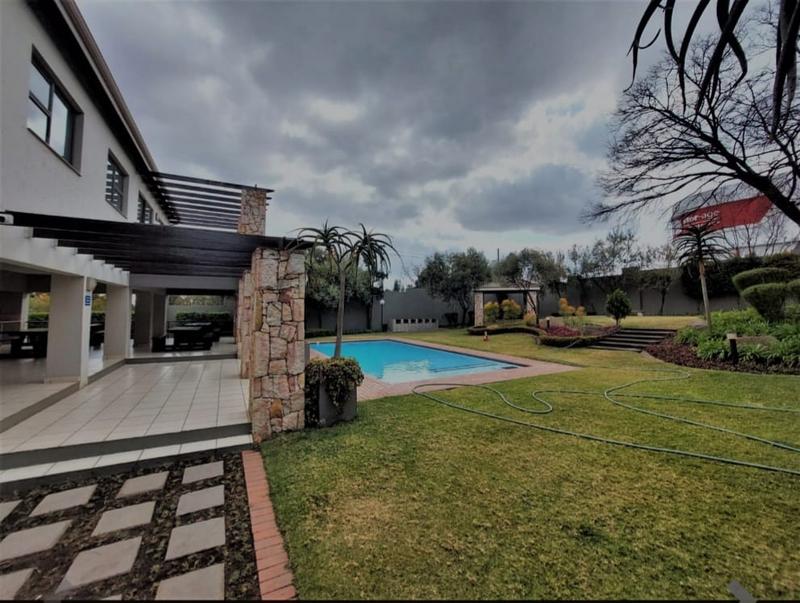 To Let 2 Bedroom Property for Rent in Bryanston Gauteng
