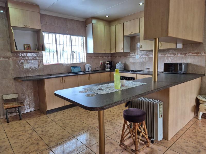 5 Bedroom Property for Sale in Brackendowns Gauteng