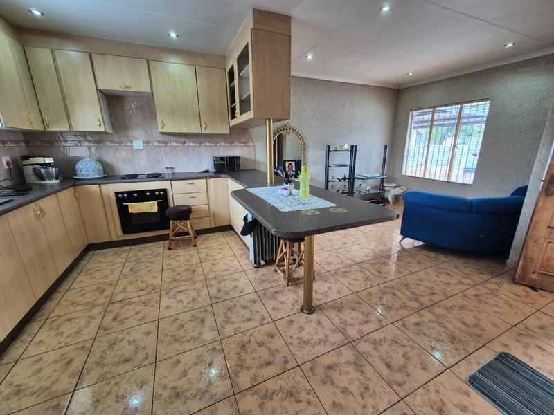 5 Bedroom Property for Sale in Brackendowns Gauteng