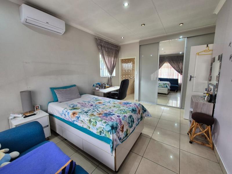 5 Bedroom Property for Sale in Brackendowns Gauteng