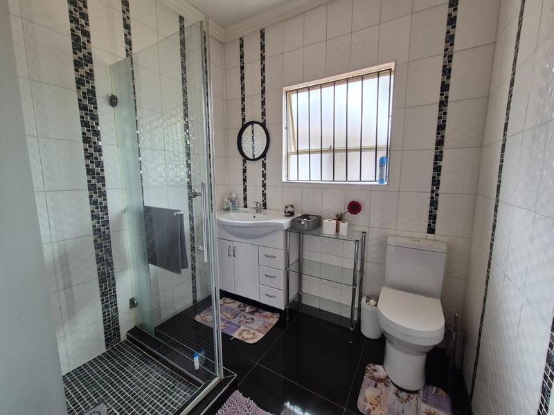5 Bedroom Property for Sale in Brackendowns Gauteng