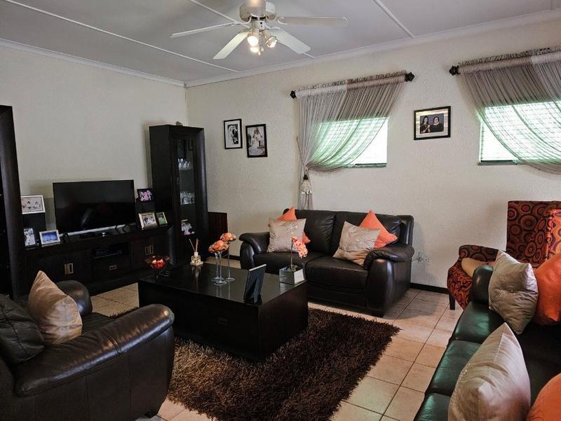 To Let 4 Bedroom Property for Rent in Dawnview Gauteng