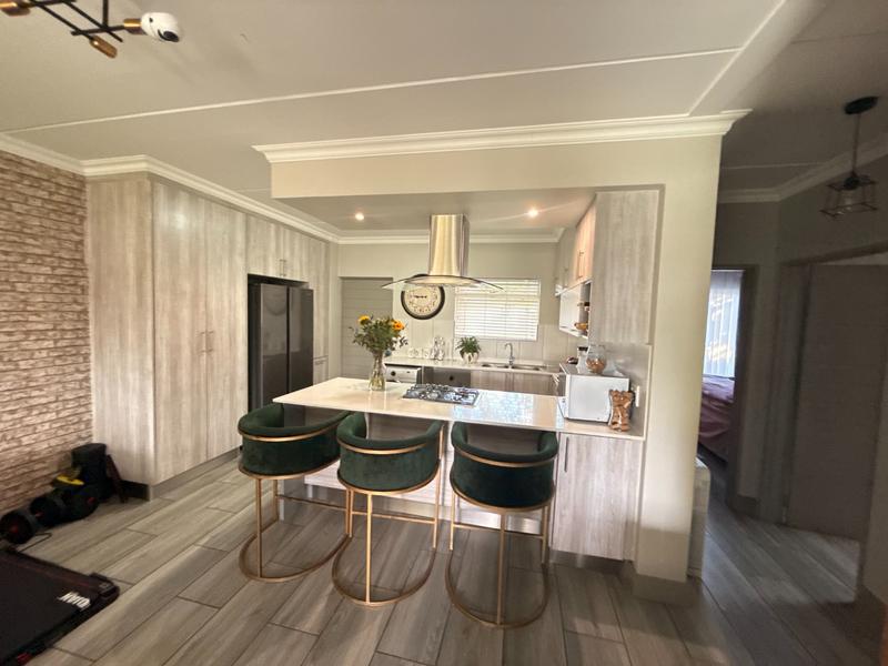 To Let 2 Bedroom Property for Rent in Broadacres Gauteng