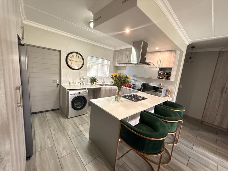 To Let 2 Bedroom Property for Rent in Broadacres Gauteng